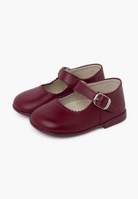Scarpe Mary Jane in pelle bordeaux con bordi scallop, una strap con una fibbia d'argento e un design con punta arrotondata. Suola piatta.