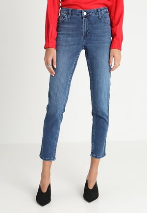 Jeans de mezclilla azul con un corte ajustado, cintura de altura media y longitud recortada. Presentan un ligero desvanecimiento y un estilo tradicional de cinco bolsillos.