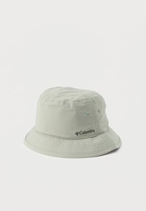 Svijetlosivi kacket s zelenim nijansama, s ušivenim obodom i bočnim ventilacijskim otvorima, s crnim logotipom "Columbia" na prednjoj strani.