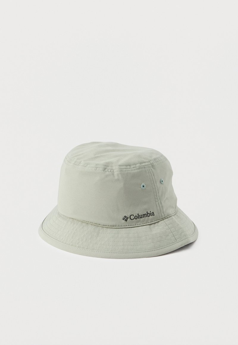 Ανοιχτό γκρι-πράσινο καπέλο τύπου bucket με ραμμένο γείσο και οπές αερισμού στα πλαϊνά, με το μαύρο λογότυπο "Columbia" στο μπροστινό μέρος.