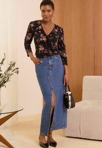Love & Roses RUCHED FRONT REGULAR FIT - Hosszú ujjú felső - black floral