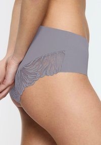 Szare damskie majtki hipstery z gładkiej tkaniny i delikatnym koronkowym wykończeniem z liściastym wzorem na krawędziach.