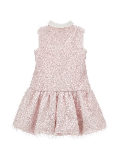 Αμάνικο ροζ φόρεμα με υφή που θυμίζει φτερά και παγιέτες, εφαρμοστό μπούστο, φουσκωτή φούστα και λεπτομέρεια λευκού γιακα.