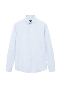 Camisa de botones de manga larga a rayas azul claro y blanca con cuello y cierre frontal de botones. Tejido suave con una textura lisa.