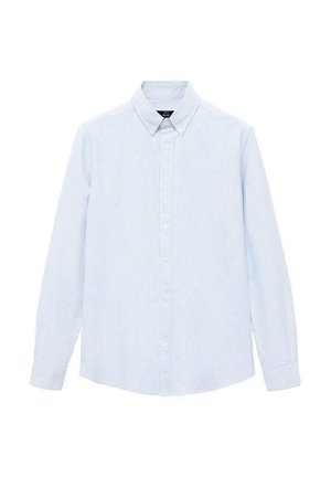 Camisa de botones de manga larga a rayas azul claro y blanca con cuello y cierre frontal de botones. Tejido suave con una textura lisa.