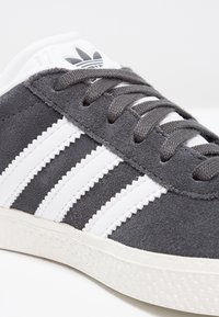 adidas Originals GAZELLE UNISEX - Sapatilhas - solid grey/white/gold metallic