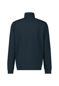 Ciemnoniebieski, długi sweter z wysokim kołnierzem. Wykonany z teksturowanej tkaniny, ma prążkowane mankiety i dół, minimalistyczny design. Widok z tyłu.