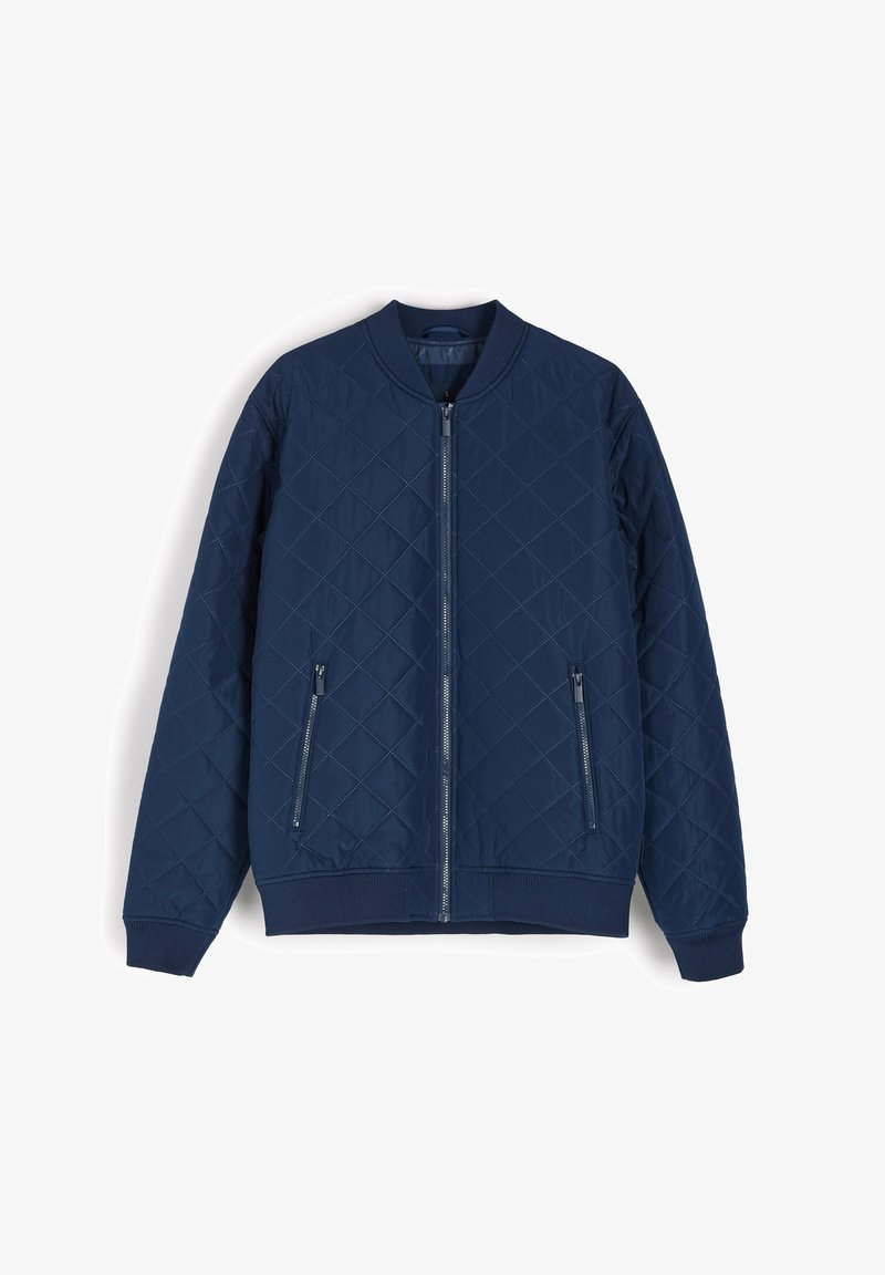 Granatowa pikowana kurtka bomberka z okrągłym kołnierzem, zamkiem błyskawicznym z przodu i dwiema bocznymi kieszeniami; charakteryzuje się teksturowanym materiałem i ściągaczami przy mankietach.