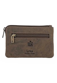 Cartera de cuero marrón, forma rectangular, con un bolsillo con cremallera y marca en relieve. Acabado texturizado, diseño compacto para facilitar su uso.