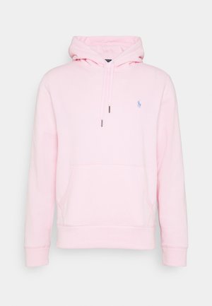 Hellrosa Kapuzensweatshirt mit vorderer Kängurutasche und kleinem blau besticktem Logo auf der linken Brust.