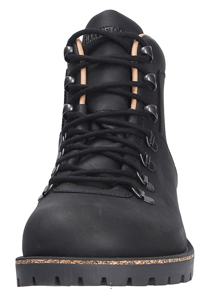 Schwarze Lederwanderstiefel mit runder Zehenform, ausgestattet mit schwarzen Schnürsenkeln, Metallösen und einer strukturierten Korksohle.