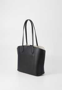 Borsa a tracolla nera in pelle con due manici lunghi, texture liscia e apertura superiore. Presenta una tasca esterna e un interno crema.