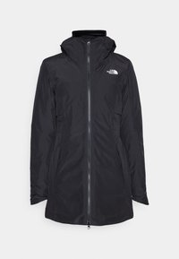 Veste imperméable noire avec fermeture éclair, capuche ajustable et poches latérales. Présente le logo The North Face sur le haut du côté gauche de la poitrine.