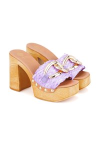 Lila geflochtene Plattformmules mit einem Holzblockabsatz, die goldene Kettenakzente und dekorative goldene Nieten entlang des Randes aufweisen.
