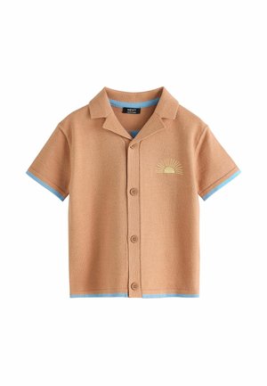Braunes Kurzarm-Hemd mit Knöpfen, blauer Besatz an Ärmeln und Saum, mit gelber Sonnenstickerei auf der linken Brust.