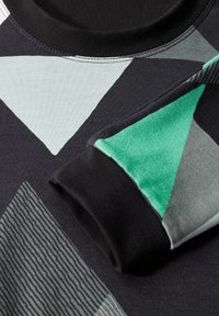 Felpa nera con motivi geometrici in verde chiaro, grigio e teal. Tessuto morbido con colletto tondo e polsini a costine.