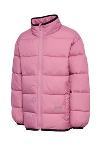 Rosa dunjacka med vadderat mönster, hög krage och blixtlås framtill. Har svarta detaljer vid ärmslut och fåll.