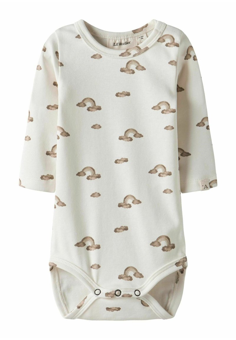 Bodysuit de bebé de manga larga en tela color crema con un patrón de nubes marrones y arcoíris, que cuenta con cierres a presión en la parte inferior y un escote redondo.