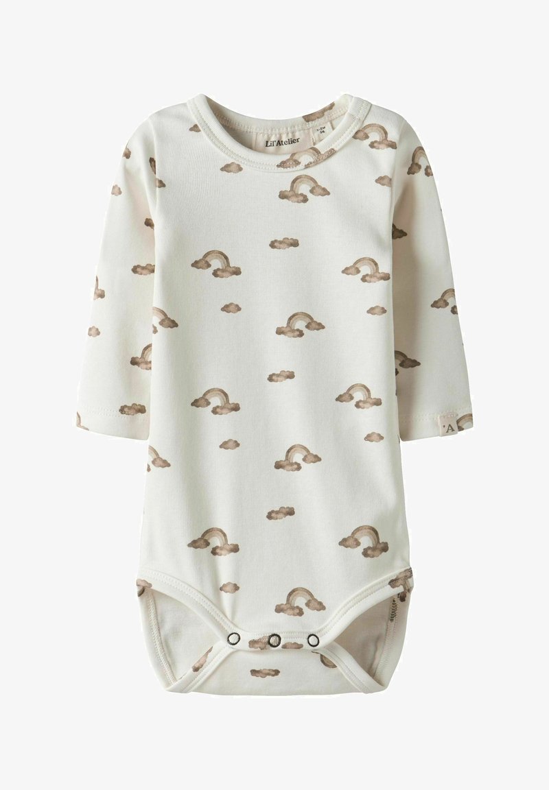 Bodysuit de bebé de manga larga en tela color crema con un patrón de nubes marrones y arcoíris, que cuenta con cierres a presión en la parte inferior y un escote redondo.
