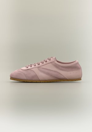 Baskets basses rose clair avec panneaux en daim et cuir, fermeture à lacets et semelle en caoutchouc marron clair, vue de côté sur fond neutre.