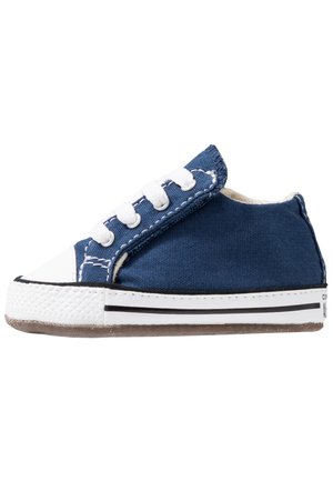 Blauer Leinenschuh mit weißer Gummikappe und Schnürdesign. Verfügt über ein strukturiertes Obermaterial, einen schwarzen Streifen entlang der Sohle und gestickte Akzente.