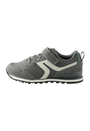 Szare buty sportowe z zamszu i siateczki, z rzepem, teksturowaną podeszwą oraz kontrastowym białym akcentem w designie.