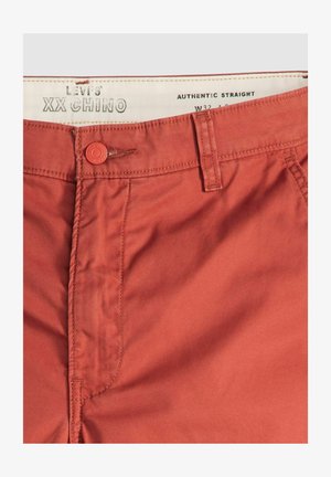 Rode chino-broeken met een gladde textuur, authentieke rechte pasvorm, taillemaat 32 inch, knoopsluiting en contrasterende stiksels op de zakken.