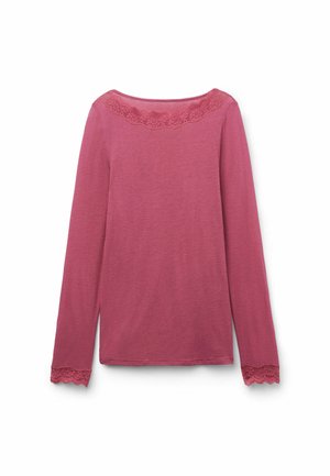 Top à manches longues en rose pâle avec un col en dentelle à volants et des accents en dentelle sur les poignets, fabriqué à partir d'un tissu doux et texturé.