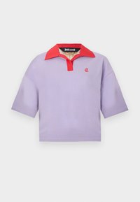 Λιλά κοντομάνικο πόλο με αντίθετο κόκκινο γιακά και πατιλέτα, μικρό κόκκινο λογότυπο στο αριστερό στήθος, διπλωμένο σε λευκό φόντο.