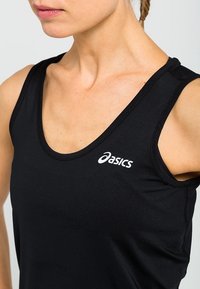 Svart ärmlös träningslinne tillverkat av lättviktsmaterial, med rundad halsringning och en vit ASICS-logotyp på bröstet.