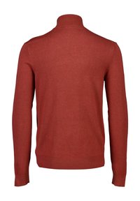 Pull en tricot rouge avec un col haut et des manches longues. Présente une texture lisse et des poignets côtelés. Design simple, sans motifs ni accents.