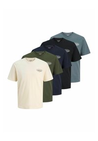 Cinco camisetas de algodón de cuello redondo y manga corta en color crema, verde oliva, azul marino, negro y gris, cada una con un pequeño logotipo en el pecho.