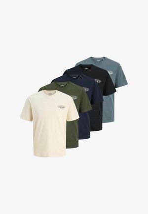 Fünf Kurzarm-Shirt mit Rundhalsausschnitt in Creme, Olivgrün, Marineblau, Schwarz und Grau, jeweils mit kleinem Logo auf der Brust.