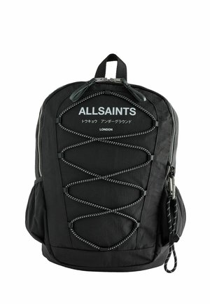 Schwarzer AllSaints-Rucksack mit vorderem Bungee-Seil, Seitentaschen, Reißverschluss und Text in Englisch und Japanisch.