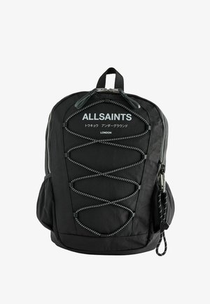 Sort AllSaints rygsæk med front bungee-snøre, sidelommer, lynlås og tekst på engelsk og japansk.