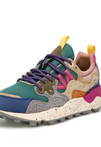 Sneaker multicolore caratterizzato da un mix di texture: materiali verdi, blu, grigi e rosa, con lacci viola e una suola maculata.