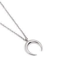 Collana con pendente a forma di luna crescente in argento su una catena collegata, caratterizzata da una finitura lucida, curve morbide e design minimalista.
