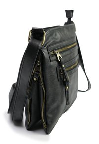 Zwarte leren tas met een gestructureerd oppervlak, voorzien van meerdere ritszakken, gouden hardware accenten en een verstelbare schouderband.