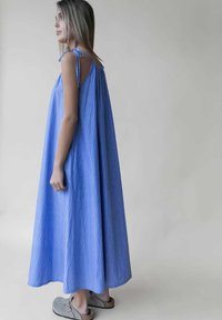 Studio Feder RIGMOR - Maxi-jurk - blau weiß