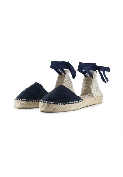 Marineblaue Wildleder-Espadrilles mit einer Jutsohle, ausgestattet mit gewebten Stoffseiten und Ripsband-Ankelschnüren. Mandelförmige Zehe und flacher Absatz.