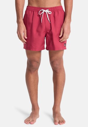 Rote Badeshorts aus strukturiertem Stoff, mit elastischem Bund, weißem Kordelzug und einem kleinen Logopatch auf der linken Seite.
