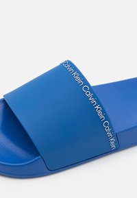 Calvin Klein POOL SLIDE  - Strandpapucsok és -szandálok - delta blue