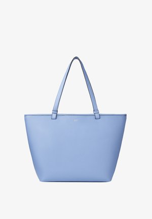 Sac fourre-tout en cuir bleu clair avec deux bretelles et petit logo embossé au centre devant.