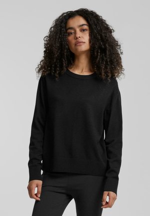 Zwarte gebreide trui met een ronde halslijn, geribbelde manchetten en zoom, en een losse pasvorm. Gladde textuur, ontworpen voor comfort en casual draagstijl.
