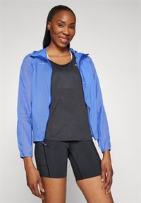 HOKA SKYFLOW JACKET - Neperpučiamoji striukė - cosmos