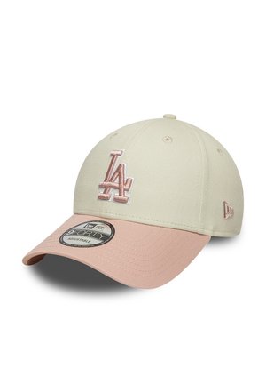 Gorra de béisbol ajustable en beige y rosa con el logo bordado "LA" en la parte frontal y la marca New Era en el lateral y la pegatina en la visera.
