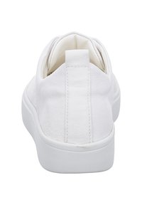Baskets blanches avec une texture en cuir lisse, une forme arrondie et un design minimaliste. Elles présentent un col rembourré et une languette courte au talon.