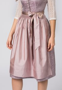 Traditionell gestaltetes Kleid mit einem lilafarbenen gemusterten Oberteil, einem glatten rosa Satinrock und einem breiten Satinknoten in der Taille.