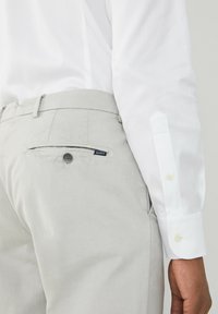 Hackett London KENSINGTON - Chino hlače - cement
