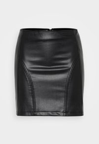 Falda negra de cuero con textura lisa y brillante; el diseño ajustado incluye costuras sutiles y un cierre de cremallera en la parte posterior.